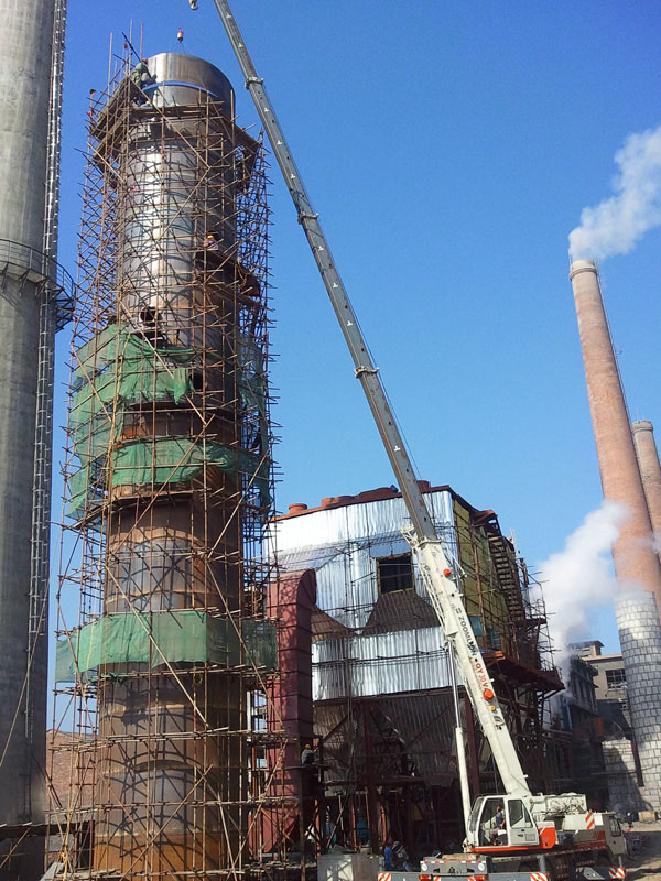 湘潭堿業公司40米脫硫塔吊裝現場